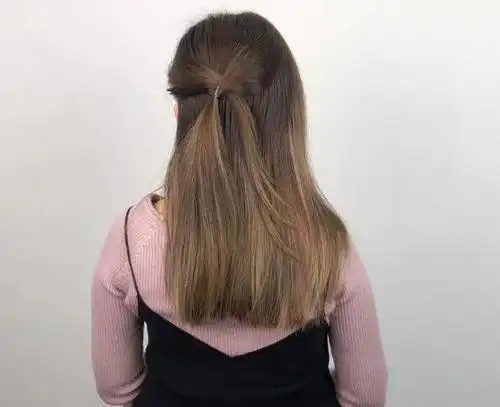 step  :先在头顶拿取一小撮头发,然后用橡筋固定