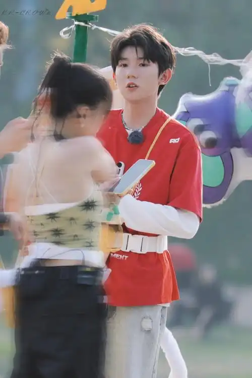 请问这只小93,你在拍什么～@tfboys-王源  (又是可爱到晕倒的一天)