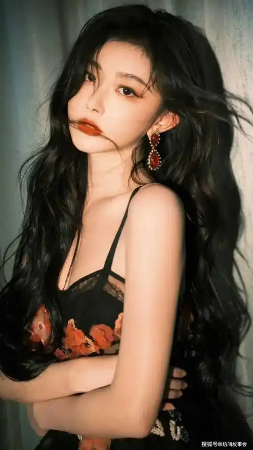 此外,孔雪儿还在综艺节目中展现了自己的可爱和亲和力.