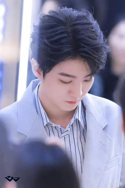 王俊凯亮相品牌活动,但西服严重不合身,工作室被怀疑不做事