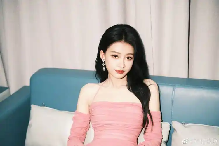 孙怡粉色露肩毛短裙秀美腿单手比耶俏皮可爱