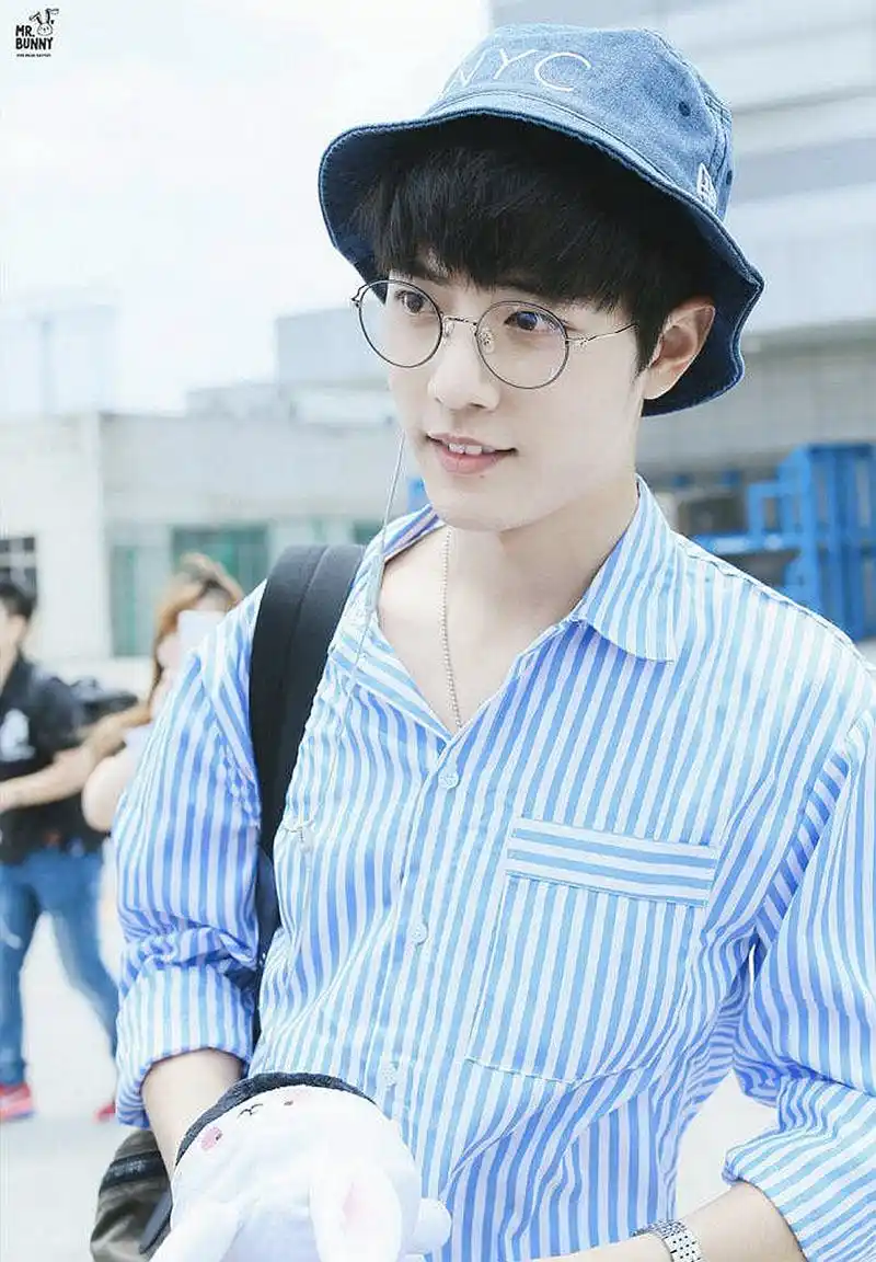 肖战戴眼镜的样子,干净又斯文,网友:是初恋的模样!