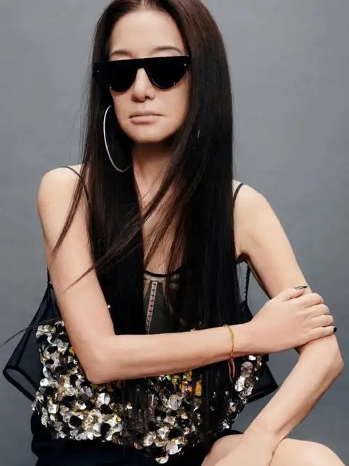 婚纱女王王薇薇verawang墨镜酷飒发售