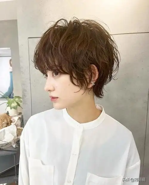 另一种方式增加蓬松感会更加理想,那就是烫一烫,纹理烫蓬蓬松松带着