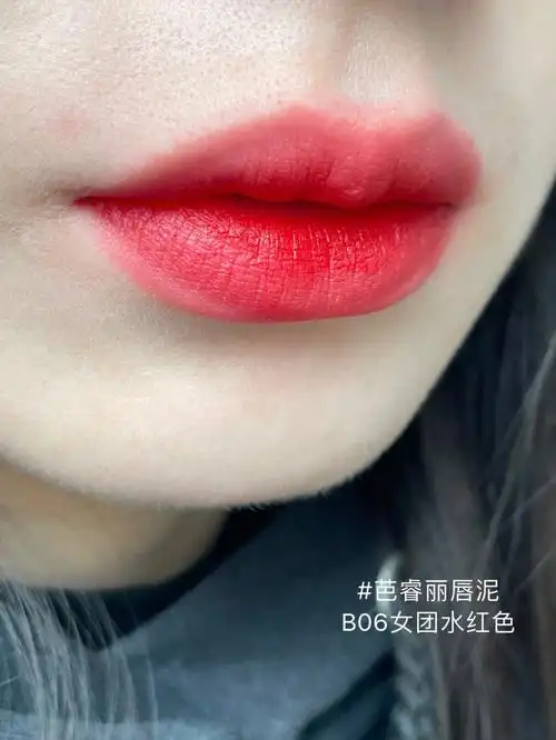 红色,正红里面揉杂了一丢丢橘色,虽然很鲜艳但是这个颜色真的好显白好