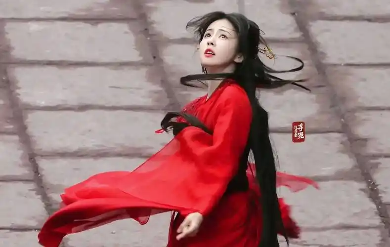 白鹿红衣古装打戏路透释出 手持宝剑化身冷酷女侠