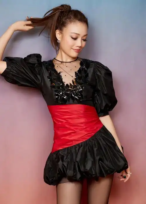 容祖儿搭配白色的时尚感会弱一点,但是并不影响她的好身材和高颜值,一