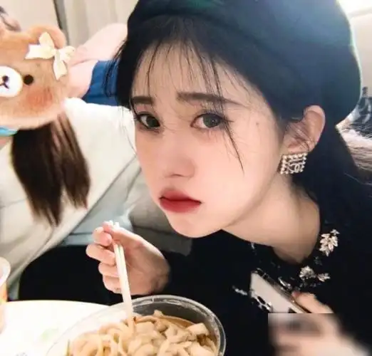 鞠婧祎吃东西再惹争议,一口面包嚼84次,吃一根面条摆拍4张照片