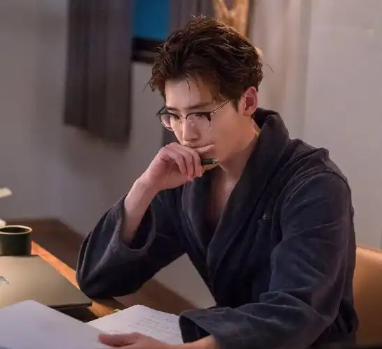 李钟硕"湿发"太帅了,戴上眼镜很斯文,你知道他啥时候入伍吗?