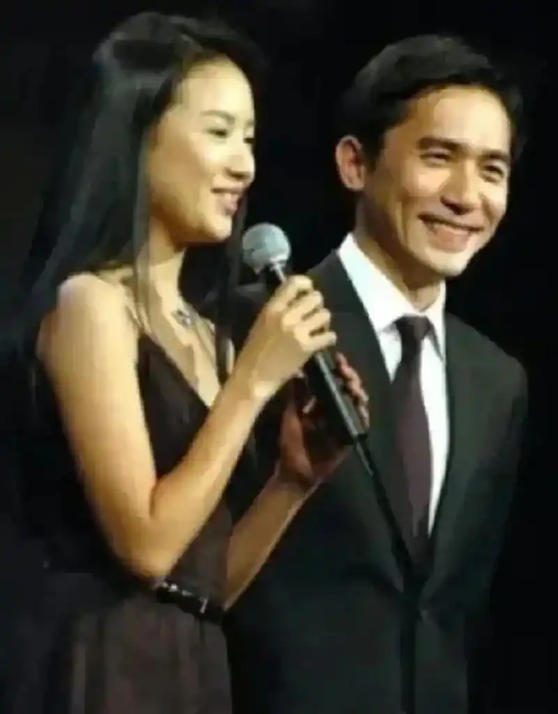 都说梁朝伟"社恐",粱朝伟与董洁当年笑得多开心,戴着墨镜也难掩抿嘴的