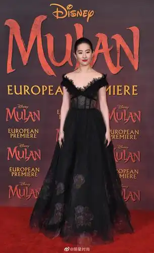 刘亦菲一袭黑色礼服亮相花木兰英国首映礼红毯