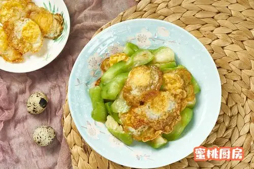 小炒丝瓜荷包蛋怎么做_小炒丝瓜荷包蛋的做法视频_蜜桃厨房_豆果美食