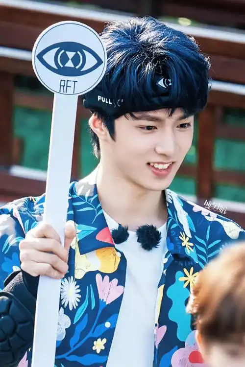 刘耀文蓝色花衬衫造型##刘耀文全员加速中饭拍路透