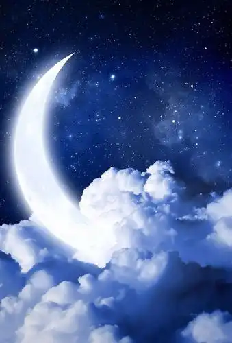 初秋微凉月半弯,一轮金钩横远山