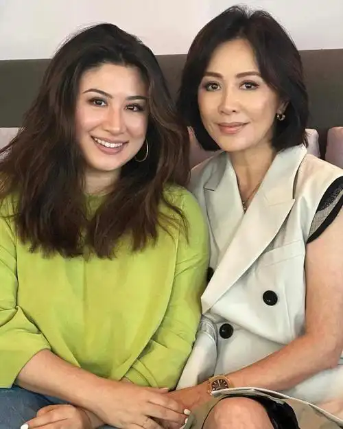 乐坛天后甄妮参加忘年交李玟丧礼心系逝者怀念友情