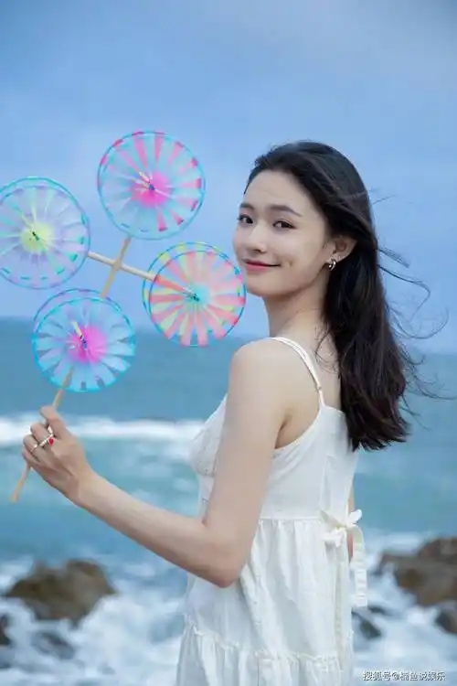 林允是仙女吧穿吊带裙置身海边清纯无辜26岁美成了一幅画