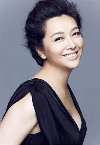 51岁江珊韵味十足,丈夫36岁比靳东还帅,18岁女儿默认了!