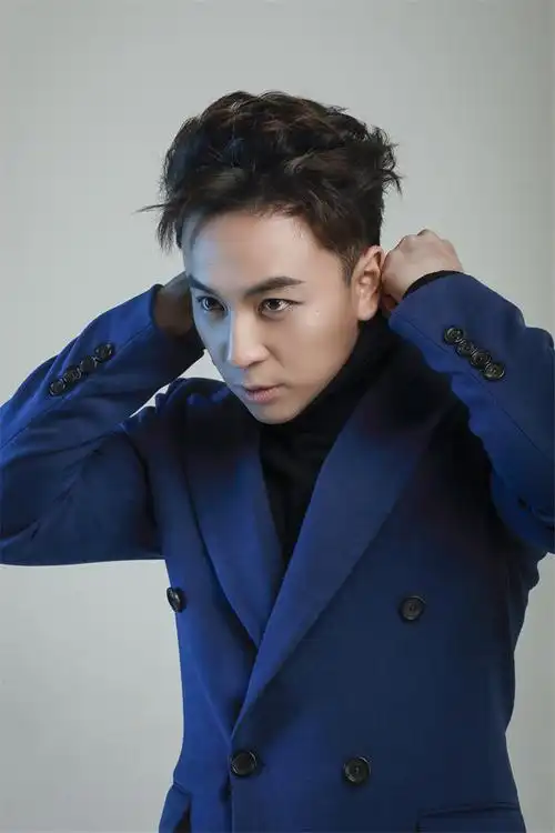 释小龙最新写真曝光 演绎冬日帅气暖男(图)