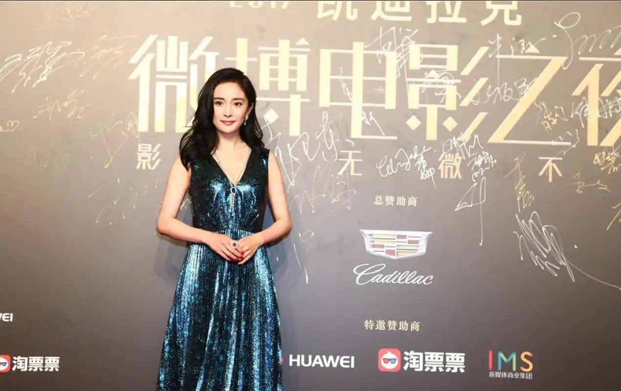 杨幂,刘诗狮状态不佳惹猜想,金晨却羽绒服上阵.