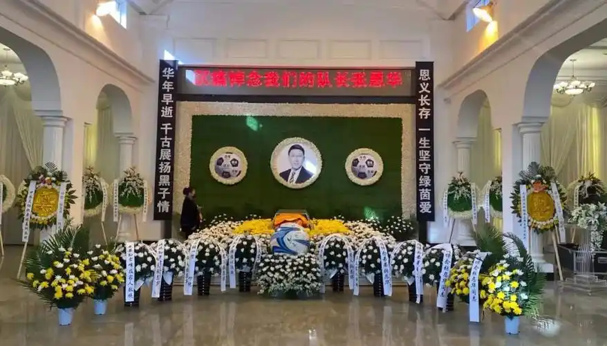 送别前国足队长张恩华大连万达队友中超大连人球迷代表到场