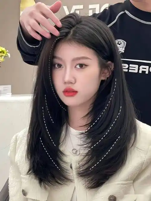 女生看过来了,中长发这样剪,既好看又容易打理,不烫不染也会非常好看