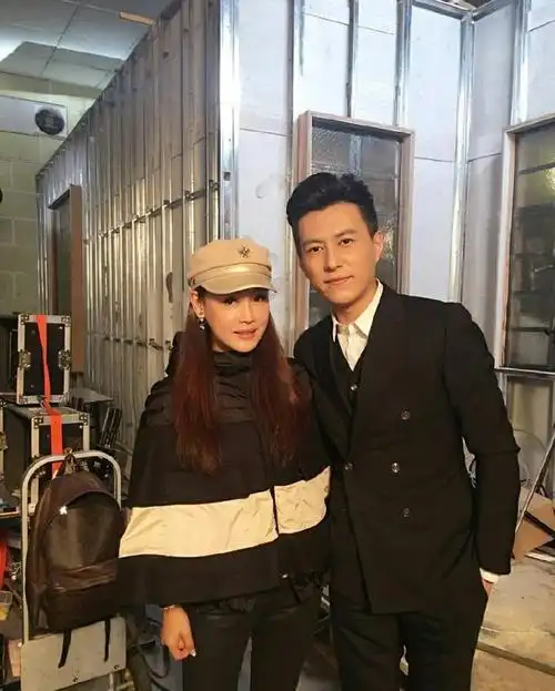 与靳东合影真的需要勇气