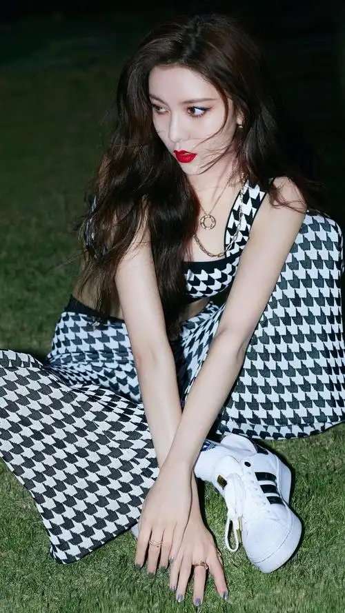 宋妍霏格纹吊带性感写真手机壁纸