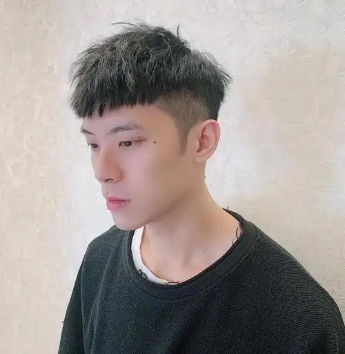 男生的三七分发型和寸头发型,都是比较经典的男生造型,而最近这两年