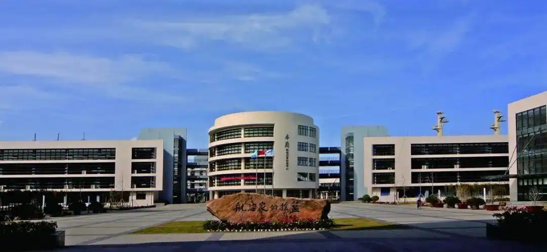 众星繁 坐在明亮的教室里 听老师传授真知 答疑解惑 在知识的海洋里