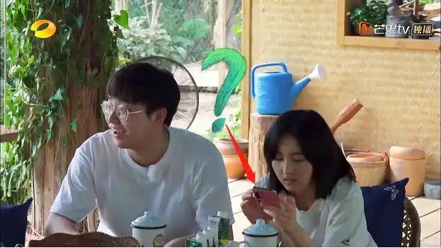 《向往的生活》张子枫被吐槽,与何炅黄磊坐一起聊天,她却玩手机