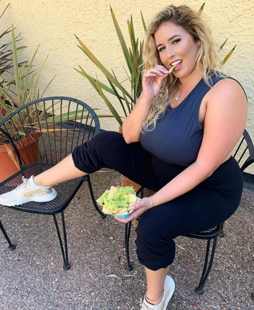 体重将近180斤大号微胖身材这样的女生你觉得美吗