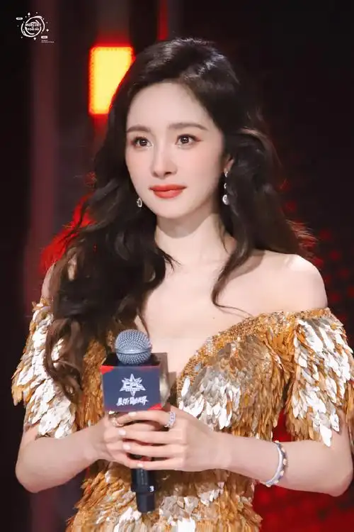 杨幂鎏金羽翼裙##杨幂个人ins更新