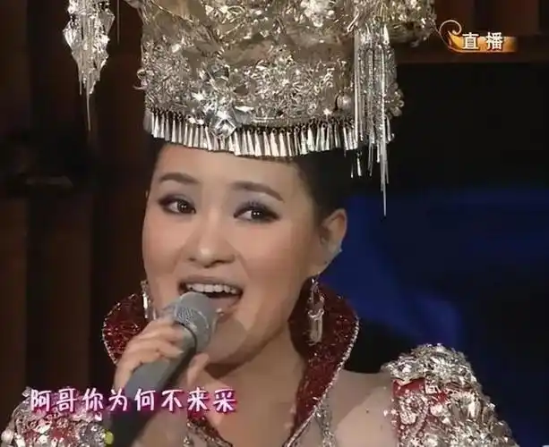 她是第一位博士级歌唱家12次荣登春晚丈夫身价不菲也是博士