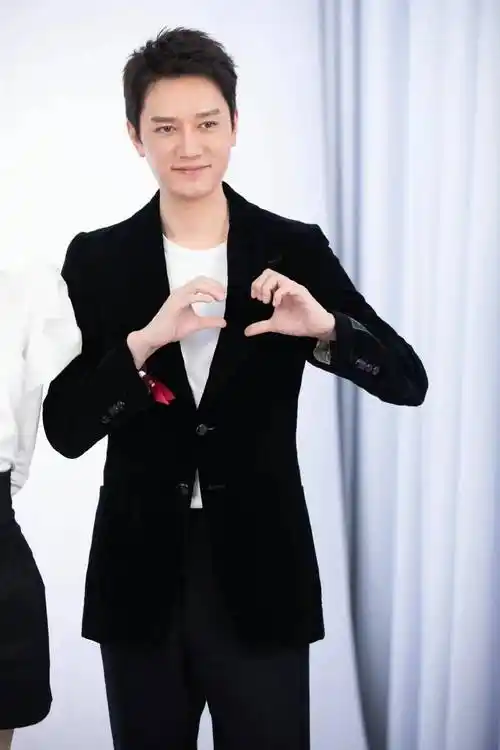 穿短袖跟冯绍峰参加饭局,剪寸头变小型男_造型_休闲_效果