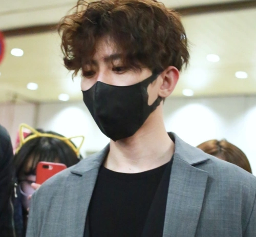 蔡徐坤一头"泰迪卷"现身软萌慵懒 口罩遮面难掩帅气