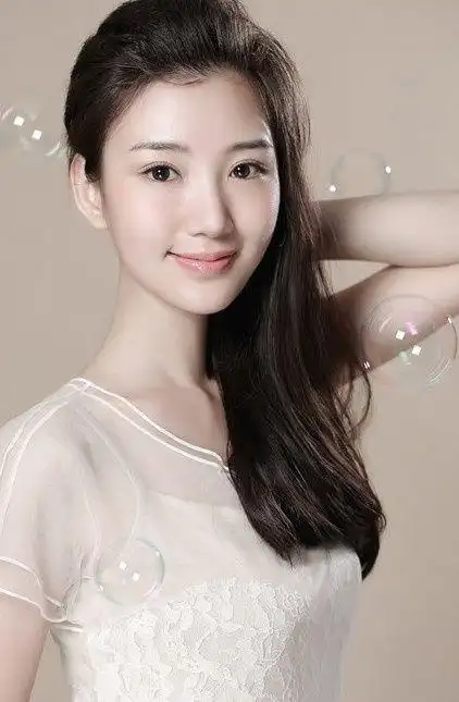 第五名毛晓彤,毕业于中央戏剧学院.