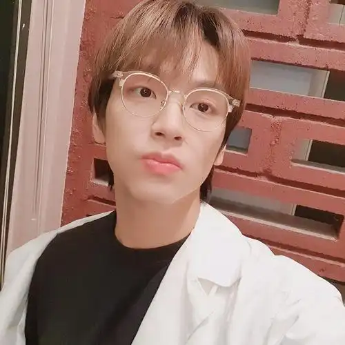 【金宰铉眼镜look】帅哥戴眼镜就是锦上添花