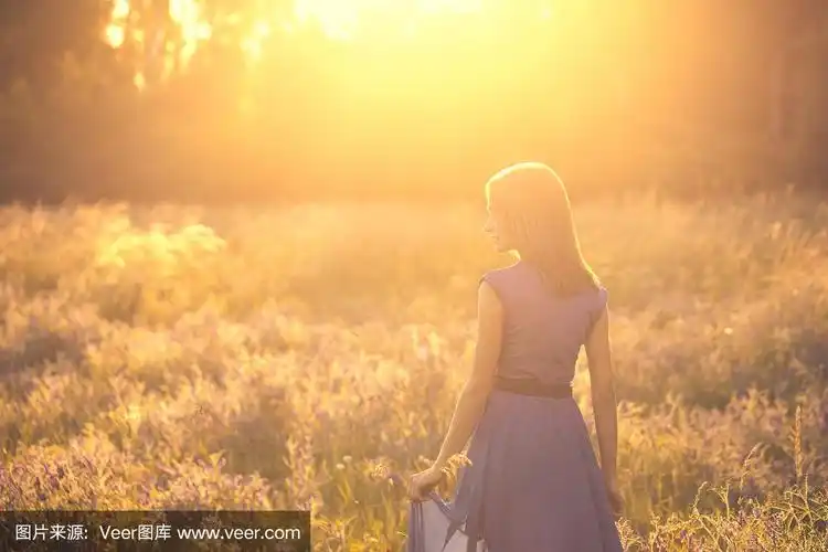 娱乐性质.年轻女子穿着衣服走在田野看一边快乐的背影在阳光下