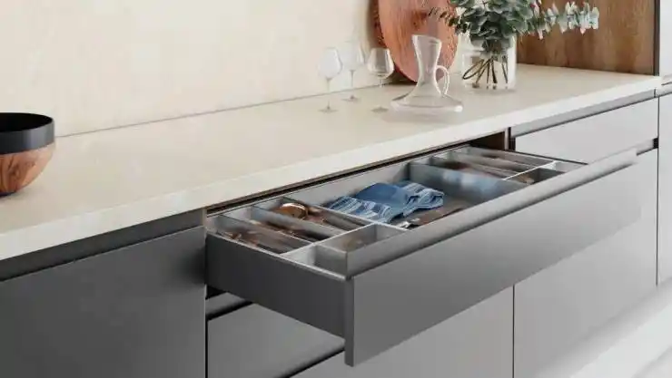 在狭小的空间内轻松调节高度,深度,侧向和抽屉内部的倾斜度