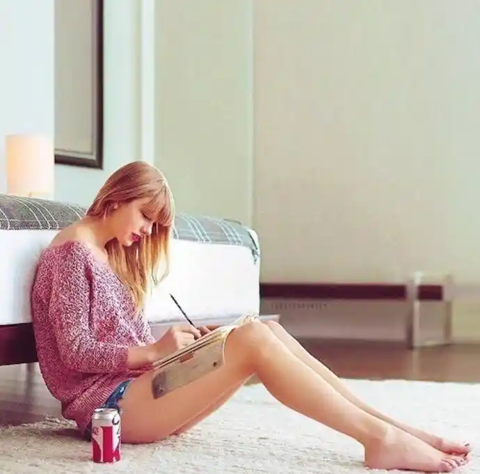 霉霉的握笔姿势亮眼了,不过还是最服气易烊千玺写的一手好字