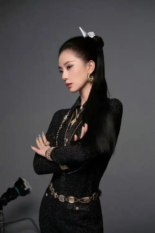 白色蝴蝶结搭配高马尾,真的很难不爱.#刘诗诗堕仙妆