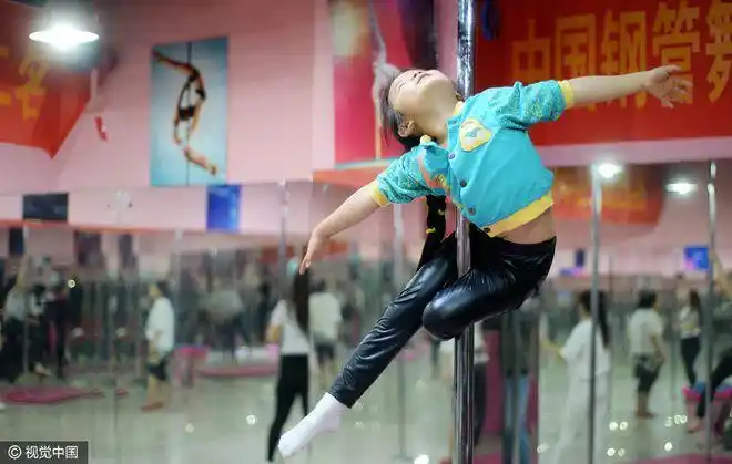 女童苦练钢管舞身体扭曲痛到流泪 夺全国少儿组冠军 梦想要进国家队