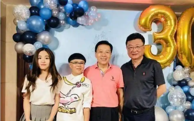 尽管刘纯燕55岁了,但她仍然充满了童心,尤其是她一贯的发型.