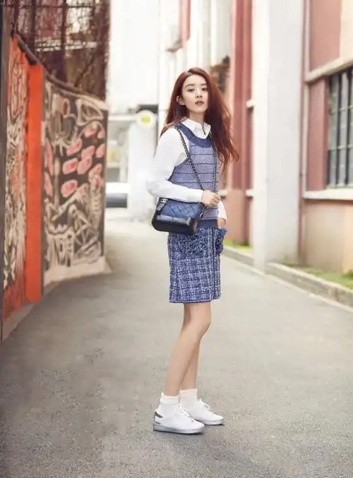 赵丽颖一组时尚街拍清新活泼又凸显少女气质治愈系笑容太可爱啦