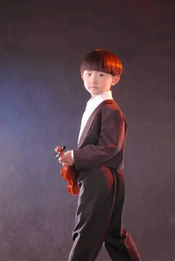 易烊千玺童年照小时候也太可爱了