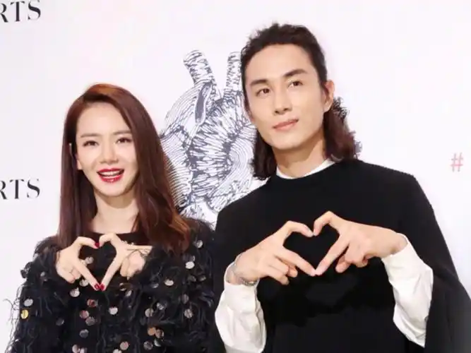 偶遇戚薇李承铉一家三口,并排同行气质出众,8岁lucky长腿抢镜