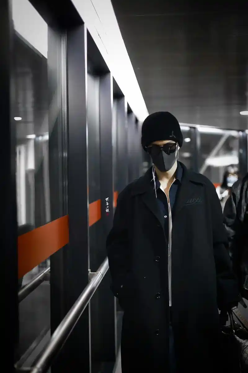 肖战这组图封神了,超级有气质,走路带风,有一种松弛自在感,魅力十足!