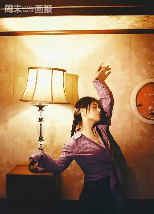 36岁马思纯最新杂志封面,穿吊带蝴蝶结宛若充气娃娃,又纯又欲