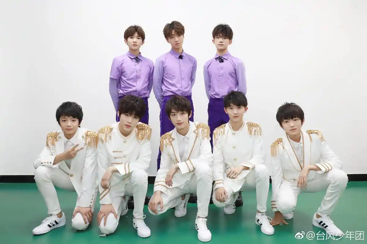 tfboys 新闻 tf家族二团官博昨晚深夜更博晒出与tfboys组合的合照,称