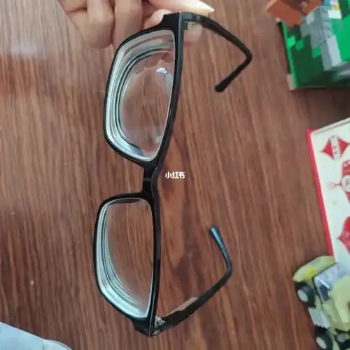 找到一副爸爸的旧眼镜,快像啤酒瓶底了希望熊孩子能控制住,以后别带